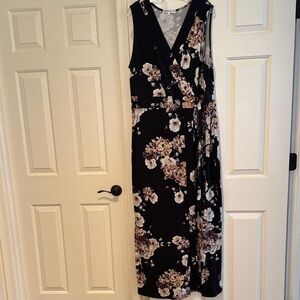 Chic Floral Maxi Dress in Black and Cream